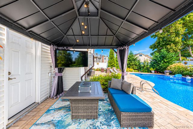 833 N Fulton Avenue, Lindenhurst, NY 11757