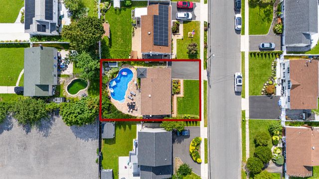833 N Fulton Avenue, Lindenhurst, NY 11757