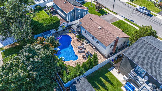833 N Fulton Avenue, Lindenhurst, NY 11757