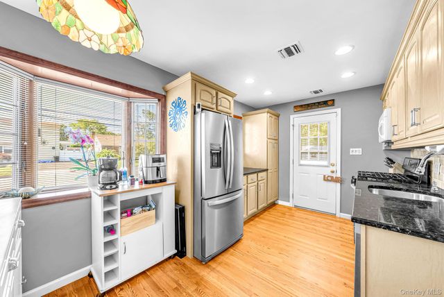 833 N Fulton Avenue, Lindenhurst, NY 11757