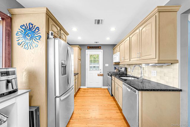 833 N Fulton Avenue, Lindenhurst, NY 11757