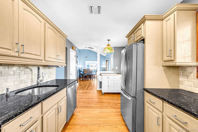 833 N Fulton Avenue, Lindenhurst, NY 11757