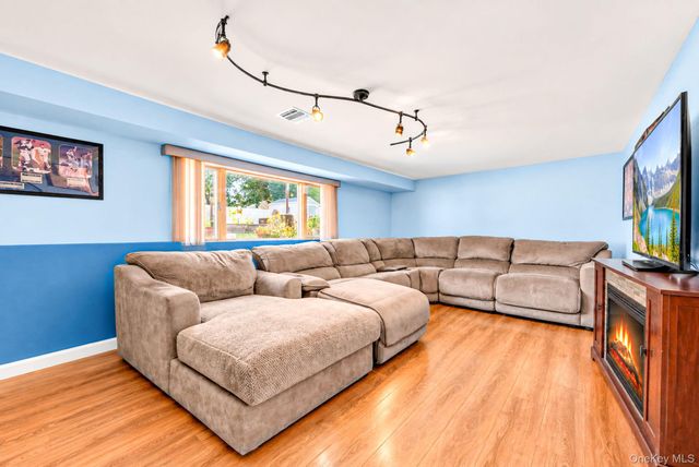 833 N Fulton Avenue, Lindenhurst, NY 11757