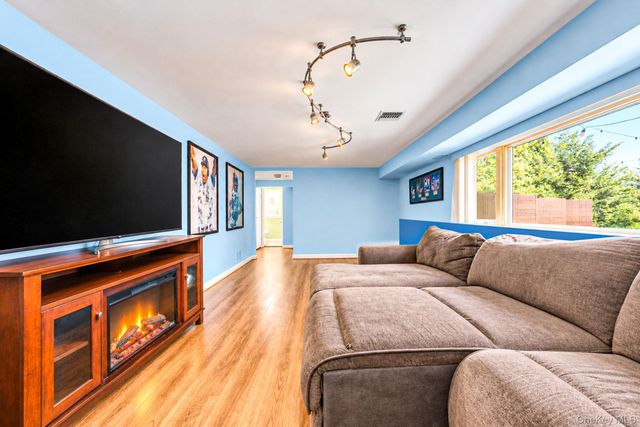 833 N Fulton Avenue, Lindenhurst, NY 11757