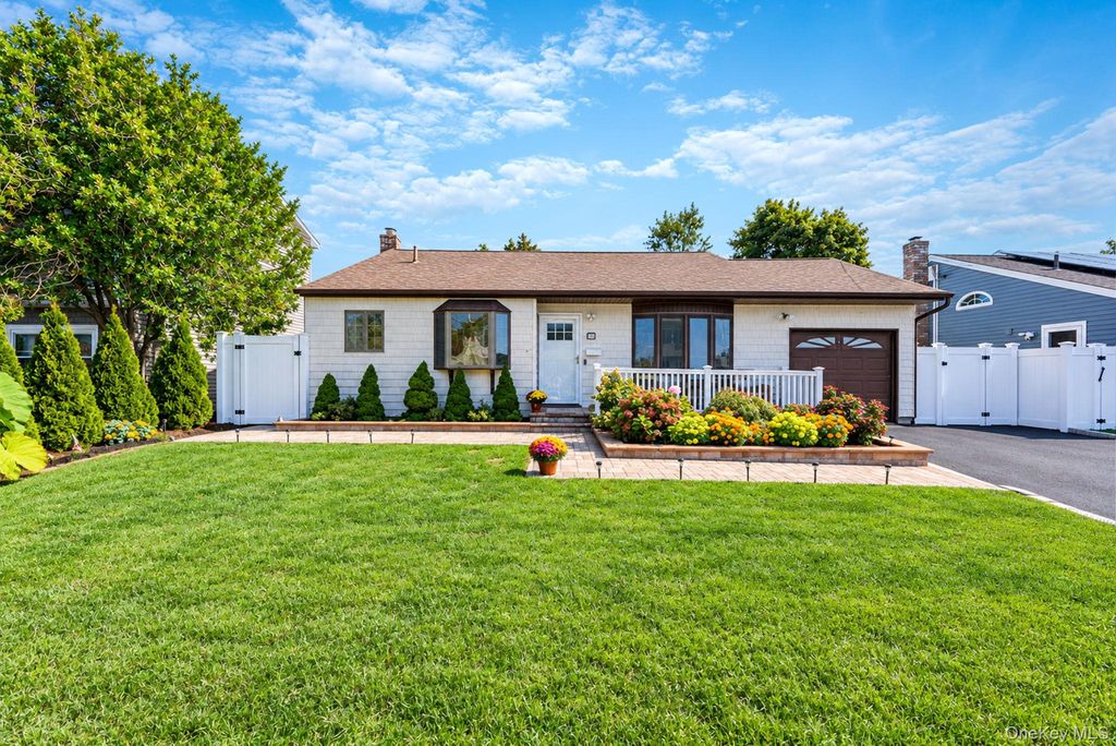 833 N Fulton Avenue, Lindenhurst, NY 11757 — exterior
