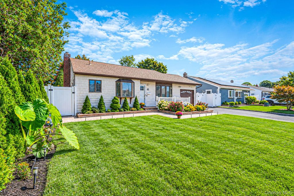 833 N Fulton Avenue, Lindenhurst, NY 11757 — photo 2