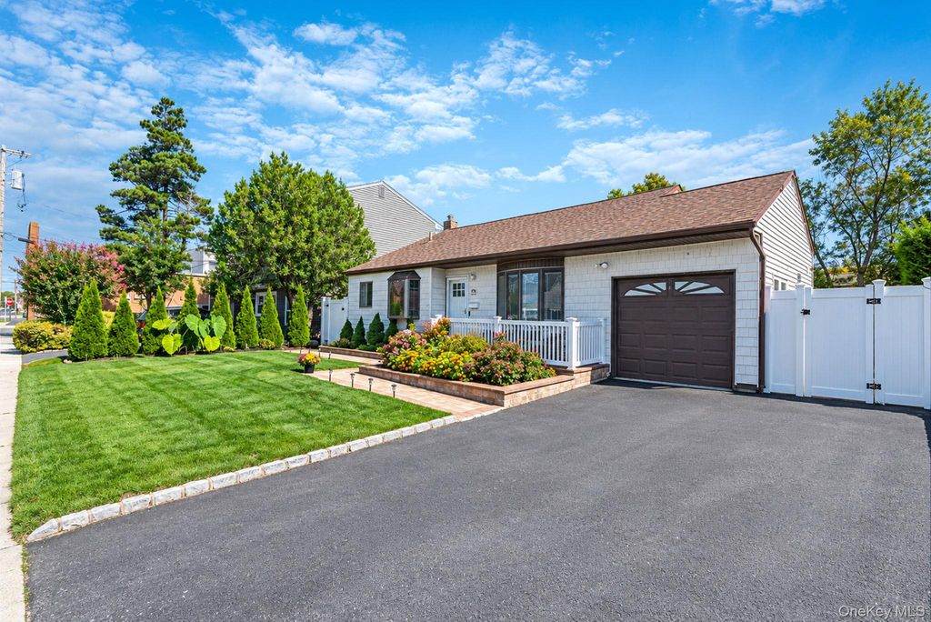 833 N Fulton Avenue, Lindenhurst, NY 11757 — photo 3
