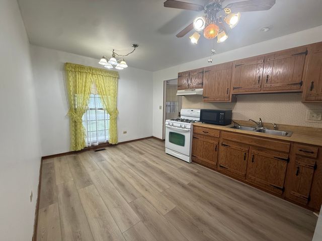 1406 Kaskaskia Avenue, Elgin, IL 60123