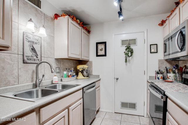 625 S Prudence Rd Apt 203, Tucson, AZ 85710