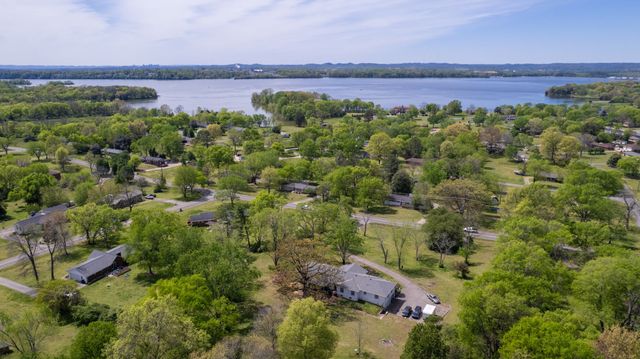 463 Walton Ferry Rd, Hendersonville, TN 37075