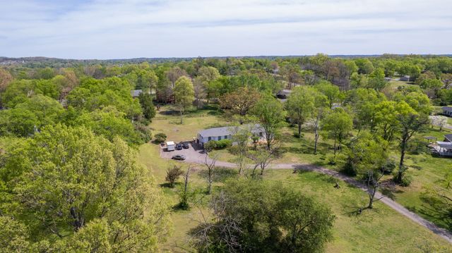 463 Walton Ferry Rd, Hendersonville, TN 37075