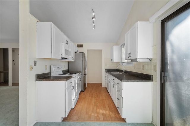 10872 Bradshaw Street, Overland Park, KS 66210