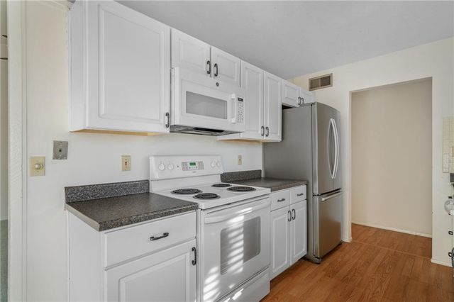 10872 Bradshaw Street, Overland Park, KS 66210