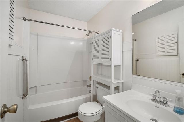 10872 Bradshaw Street, Overland Park, KS 66210