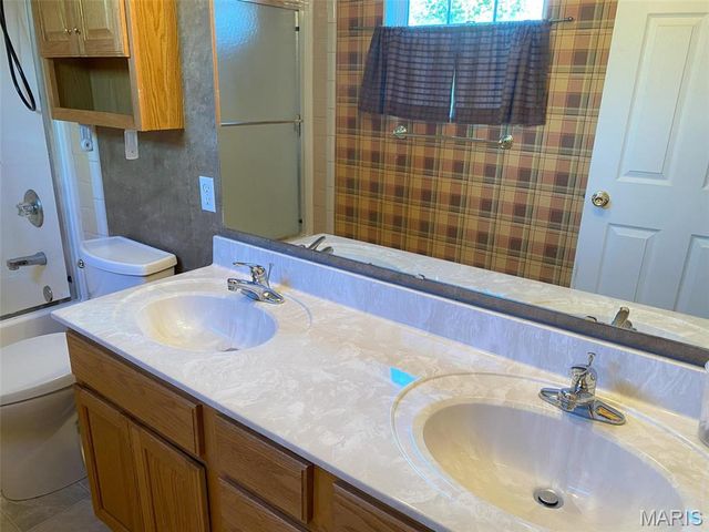 503 N Creek Crossing, Trenton, IL 62293