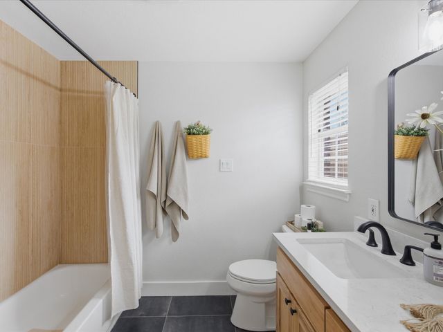 121 Daisey Lane, Justin, TX 76247