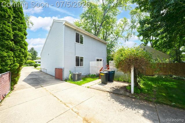 2305 Ellery Avenue, Waterford, MI 48327
