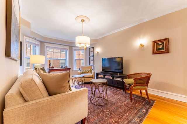 617 Washington Boulevard 2N, Oak Park, IL 60302