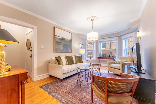 617 Washington Boulevard 2N, Oak Park, IL 60302