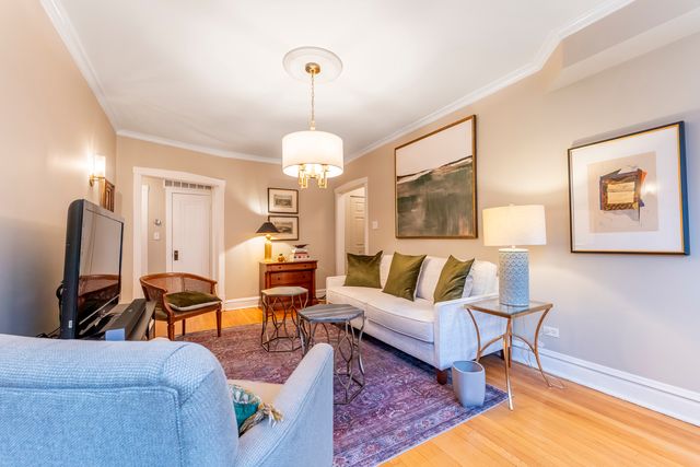 617 Washington Boulevard 2N, Oak Park, IL 60302