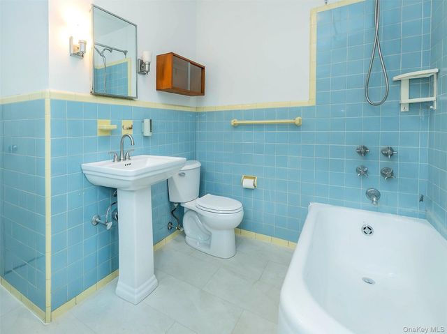 87 Robinson Avenue, Glen Cove, NY 11542