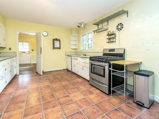 87 Robinson Avenue, Glen Cove, NY 11542