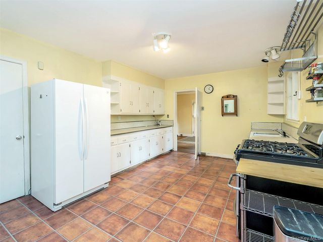 87 Robinson Avenue, Glen Cove, NY 11542