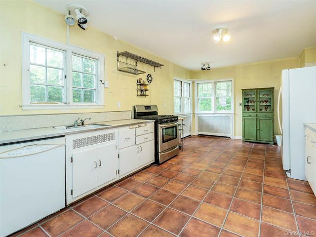 87 Robinson Avenue, Glen Cove, NY 11542