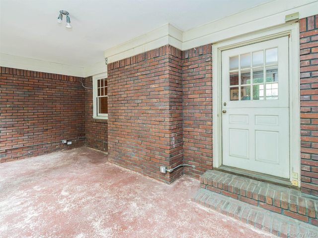 87 Robinson Avenue, Glen Cove, NY 11542