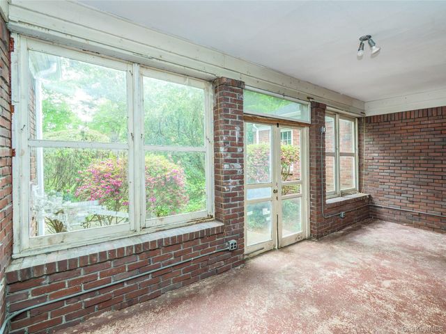 87 Robinson Avenue, Glen Cove, NY 11542