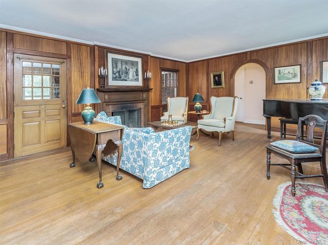 87 Robinson Avenue, Glen Cove, NY 11542