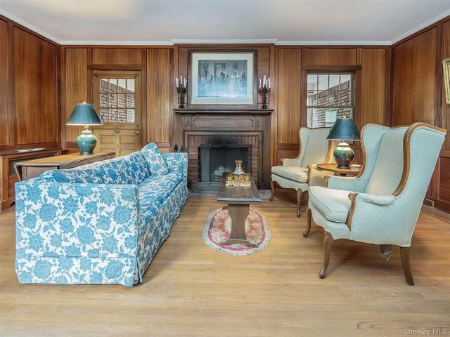 87 Robinson Avenue, Glen Cove, NY 11542