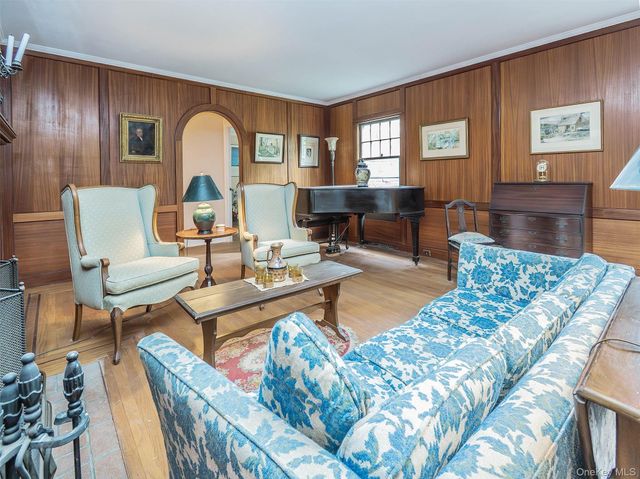 87 Robinson Avenue, Glen Cove, NY 11542