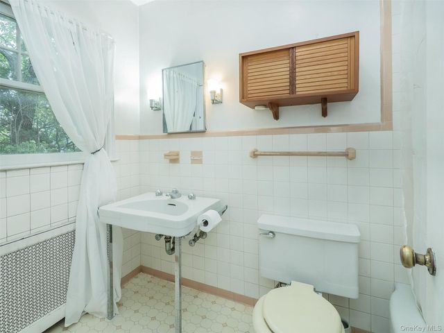 87 Robinson Avenue, Glen Cove, NY 11542