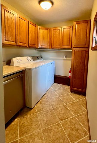 58 CHURCHILL Drive, Chatham, IL 62629