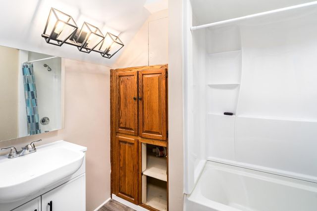 706 E 11th Street, Duluth, MN 55805