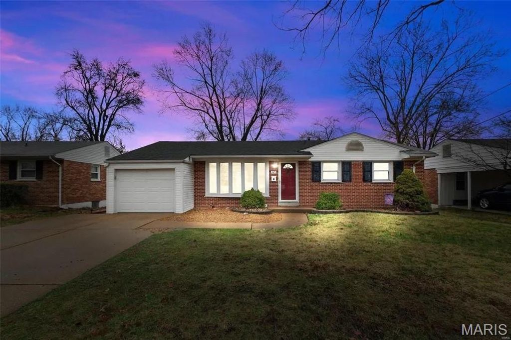 265 W Saint Anthony Lane, Florissant, MO 63031