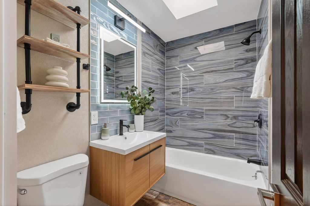 Image 21 of property listing at 1025 Roma Avenue NE, Albuquerque, NM 87106