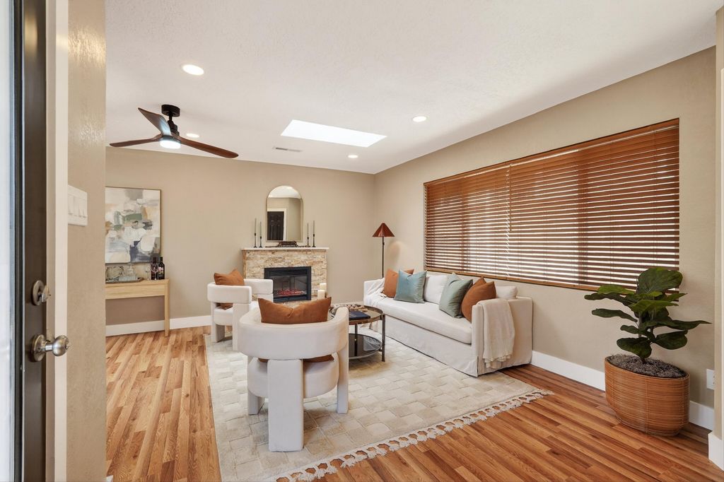 Image 6 of property listing at 1025 Roma Avenue NE, Albuquerque, NM 87106