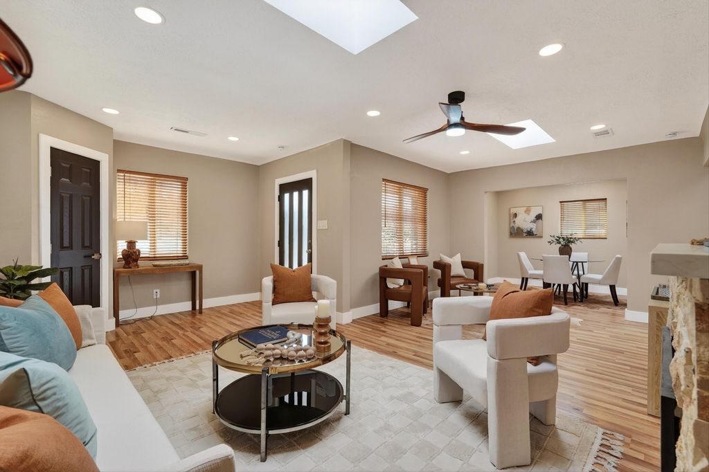 Image 8 of property listing at 1025 Roma Avenue NE, Albuquerque, NM 87106