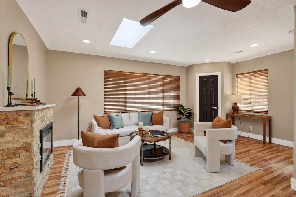 Image 9 of property listing at 1025 Roma Avenue NE, Albuquerque, NM 87106