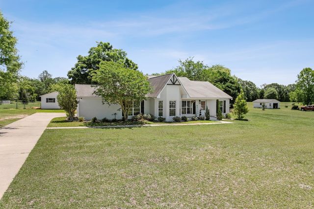 107 Willow Oaks Dr., Headland, AL 36345