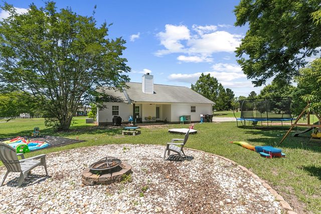 107 Willow Oaks Dr., Headland, AL 36345