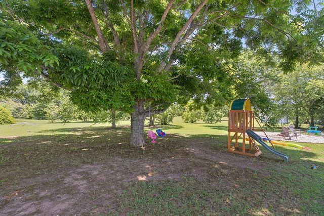 107 Willow Oaks Dr., Headland, AL 36345