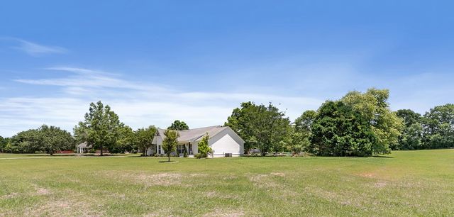 107 Willow Oaks Dr., Headland, AL 36345