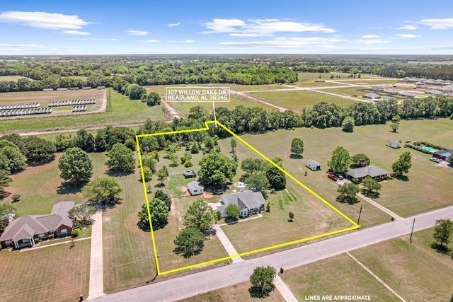 107 Willow Oaks Dr., Headland, AL 36345