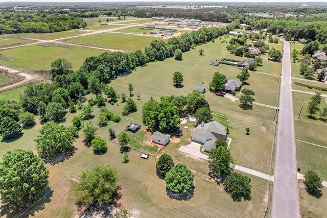 107 Willow Oaks Dr., Headland, AL 36345