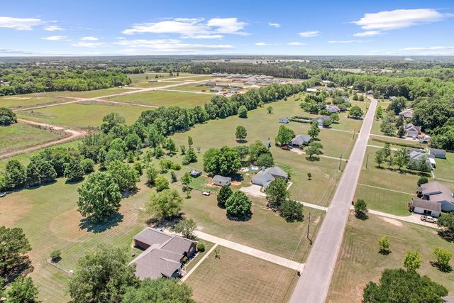 107 Willow Oaks Dr., Headland, AL 36345