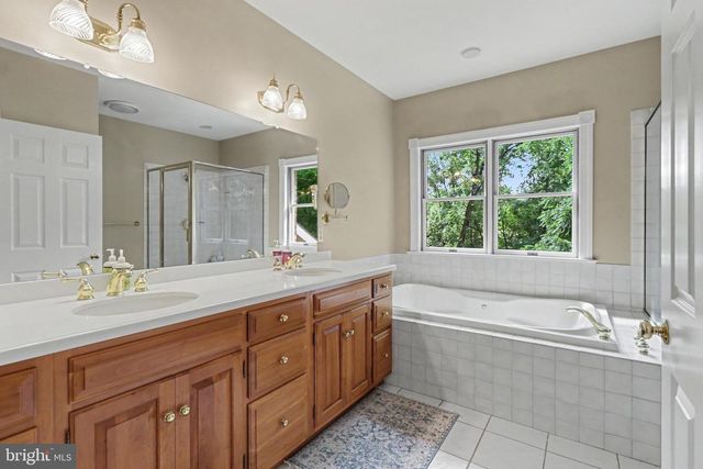 20 WHITE PINE DR, Hershey, PA 17033
