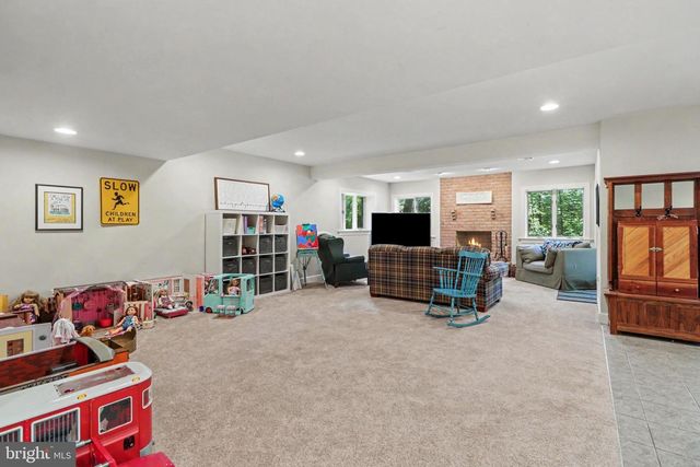 20 WHITE PINE DR, Hershey, PA 17033